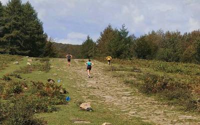 Ikazkin Trail prestatzeko irteera zapatuan eta Otala Zelaiko krosera begirakoa domekan