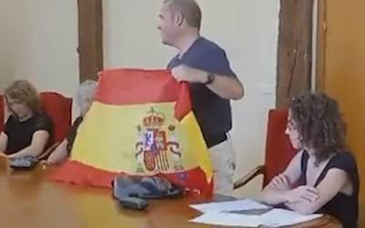 Udaletxeko osoko bilkuren aretoan Nafarroako eta Espainiako banderak egon beharko du