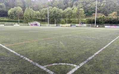 Bergarako Ipintza futbol zelaiko belar artifiziala udan berrituko dute