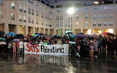 'Palestinako umeak gureak ere badira' lemarekin protesta deitu dute Gasteizko hainbat ikastetxek