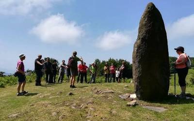 Dolmenen ibilbidea ezagutzeko euskarazko lehen bisita gidatua, domekan