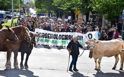 Ehunka lagun bildu dira Iruñeko karriketan Nafarroarentzat elikadura subiranotasuna eraiki dadin eskatzeko