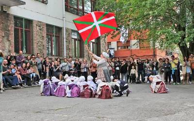 Gardeako Jaiek kultura adierazpen anitzak uztartzen jarraitu zuten atzo