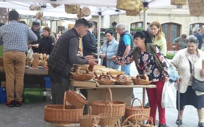 Olatzagutiko plaza loratuta