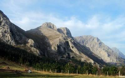 Artolako lepoan Burdin Aroko herri harresiturik ote zegoen aztertuko du Aranzadik