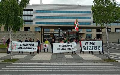 Meaka-Irimo plataformak protesta egin du Jaurlaritzaren atarian