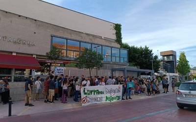 Otxandategi dorretxea husteko operazioan bizi izandako errepresioa salatu eta borrokatzen jarraitzeko deia egin du Otxantegi Herri Lurrak