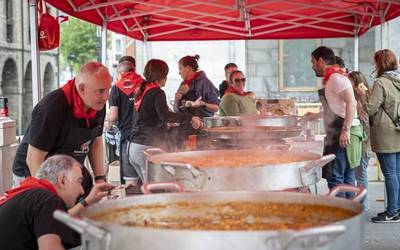 400 paella errazio banatu ditu Marmita Elkarteak, jaietako azken egunaz gozatzeko