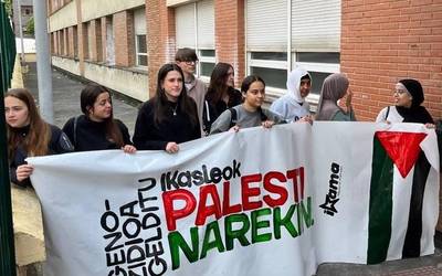 Palestinaren aldeko aldarriak egon dira gaur Laudioko bi ikastetxetan