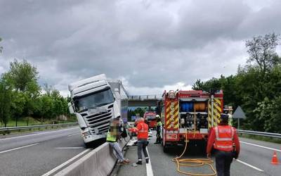 Kamioiak autobian istripua izan zuen