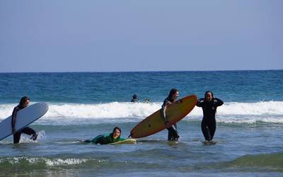 Emakumeen surf topaketa antolatu du Saregilek hilaren 25erako