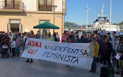 Elkarretaratze bidez Donibane Lohizuneko hilketa salatu du mugimendu feministak