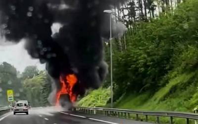 Autobus batek sua hartu du AP-8 autobidean, Mendaro parean