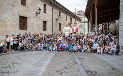 Zapia jantzi diete Bergarako jaioberriei