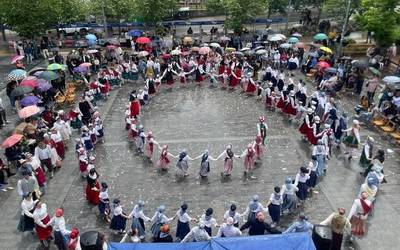 Hainbat belaunalditako dantzariak batu ditu Euskal Jaiak