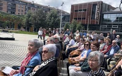 [ARGAZKI GALERIA] Hiru belaunaldiren oroimena irudikatu dute 'In memoriam' ekitaldiagaz