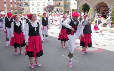 [ARGAZKI GALERIA] Balendin Lasuen omendu dute Zaldibarko Ezpatadantzari Egunean