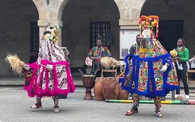 Togoko dantzak eta munduko jakien dastatzea Afrikaren Egunaren baitan