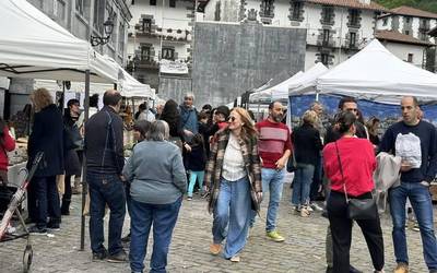 Jende ugari ibili da Leitzako artisau azokan