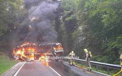 Urkiolako mendatea itxita, autobus batek su hartu duela eta