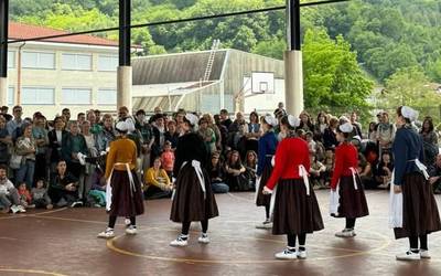 Dozenaka haur elkartu dira Beran Dantzari Ttiki Egunean