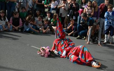 Lamiako Maskarada ikuskizun mitologikoagaz hasi zituzten auzoko jaiak