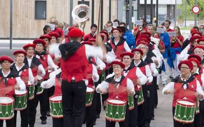 "Ilusioa duten guztiak dira ongietorriak danborradan"