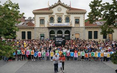 1.700 sinadura aurkeztu dituzte Aiaraldea Komunikabidearen alde