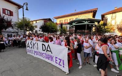 Azken eraso matxistak salatzeko jendetza bildu da Lesakako plazan