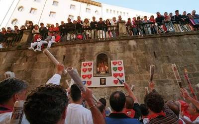 Santo Domingo aldapako hesitik behera erori da gazte bat goizaldean