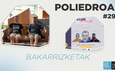 Julen Pagazaurtundua eta Unai Apraiz bakarrizketari laudioarrekin mintzatzen, gaur arratsaldeko emanaldiaren atarian