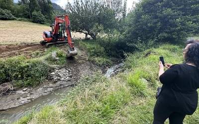 "Tristura handia" Angiozarren, errekako presak suntsitzen ari direlako