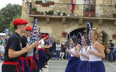 [EGITARAUA]: Kaparrak, Ezten Giro, mariatxiak eta pailazoen ikuskizuna Garaiko jaietan