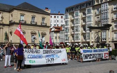 Suhiltzaileen eta erresidentzietako langileen manifestazioak batu dira Probintzia plazan