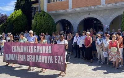 Joan zen asteko eraso matxista salatzeko elkarretaratzea egin dute Zaldibarren