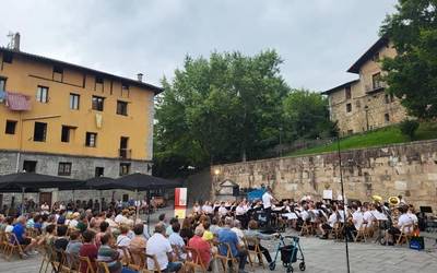 Ad Hoc orkestrak astelehen iluntzea girotu du Balda plazan