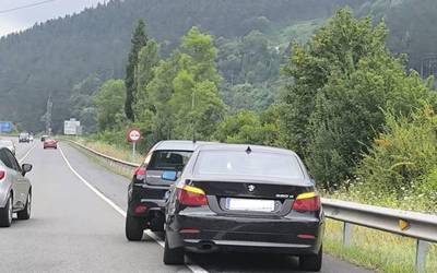 Bi autok talka egin dute A-625 errepidean eta trafikoa oztopatzen ari dira