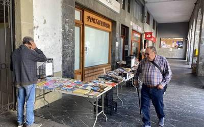 Berreskuratutako liburuen eta diskoen azoka ari dira egiten plazan