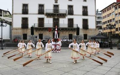 Sahatsak dantza emanaldia eskainiko du igandean, plazan