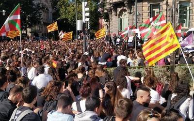 Amnistia Legea aplikatu die 2019 Bilbon protesta batean parte hartu zuten lau kideri