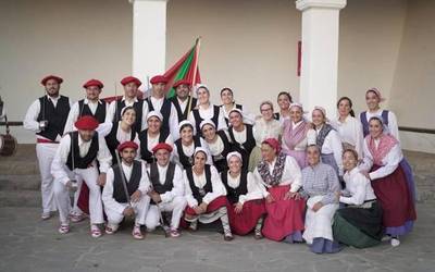 Eivissako Mare Nostrum folklore jaialdian euskal kultura zabaldu du Gorlizko Aratz Dantza Taldeak