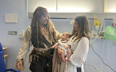 Aiar batek topo egin du benetako Jack Sparrow-rekin Donostia Ospitalean