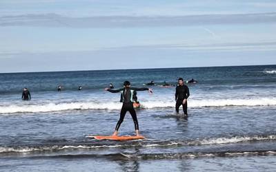 Eskerrak eman dizkiete igandeko surf ikastaroetan laguntza eskaini zutenei