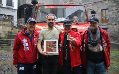 Opari eta guzti etorri dira Dakar Rallya korritu duten Euskadi 4X4 ekipoa eta 'Txikitin' kamioia