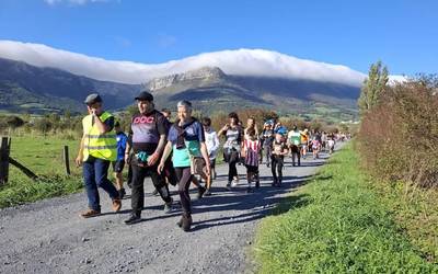 Giro eguzkitsuan eta laino-opilaren konpainian egin dute Urduñako XIX. Mendi Martxa