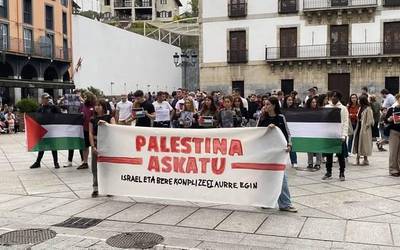 "Zutik dagoen erresistentziari babesa" adierazi diote AGAk Palestinaren alde deitutako elkarretaratzean