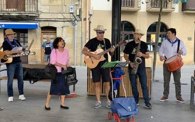 Giro bikaina jarri du herrian Arrai Zopa kantu talde zarauztarrak