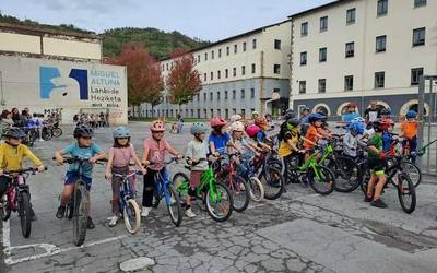 Lokatzaren Bizikleta Jaian primeran ibili dira neska-mutikoak bi gurpilen gainean