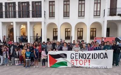 Gernika-Palestina herri ekimenak deituta elkarreataratzeak egin ziren