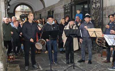 Txistu doinuek girotu dituzte Arrasateko kale bustiak